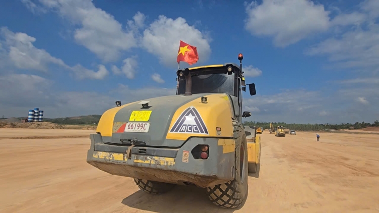 Rộn ràng trên công trường đường băng sân bay Phù Cát, Gia Lai