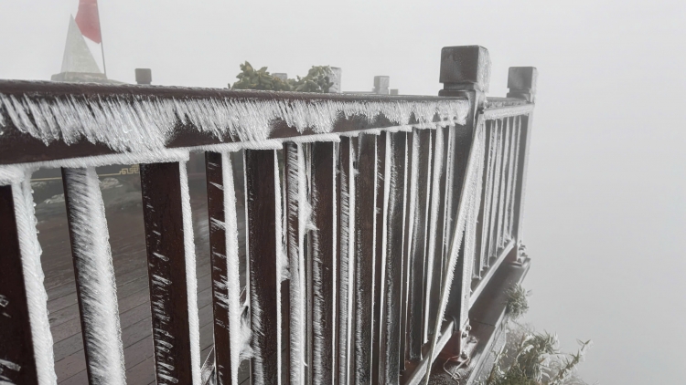 Đỉnh Fansipan xuống -3 độ C, rét đậm bao phủ, người dân cần chủ động bảo vệ sức khoẻ cho người, vật nuôi