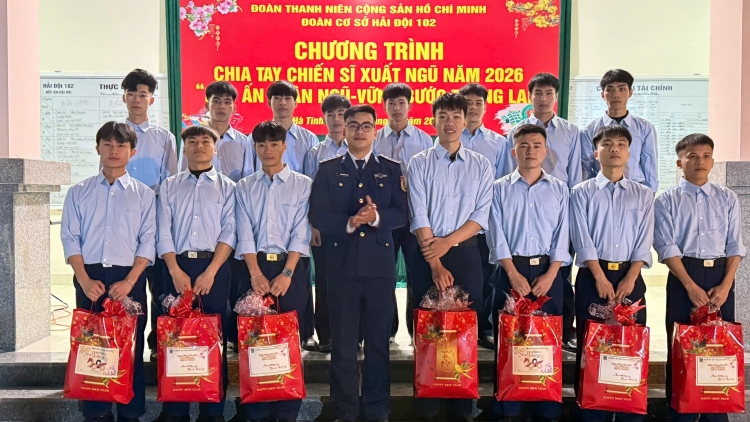 Ấm áp tình đồng đội trong đêm liên hoan chia tay chiến sĩ xuất ngũ