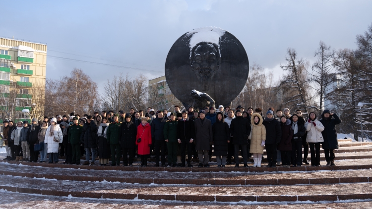 Đại sứ quán Việt Nam tại Nga dâng hoa tượng Chủ tịch Hồ Chí Minh kỷ niệm 96 năm thành lập Đảng