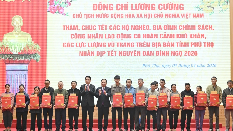Chủ tịch nước thăm, tặng quà các hộ nghèo, gia đình chính sách, lực lượng vũ trang tỉnh Phú Thọ