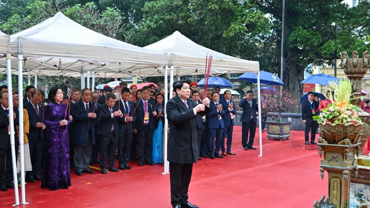 Chủ tịch nước Lương Cường cùng đại biểu kiều bào dâng hương tại Tượng đài Lý Thái Tổ