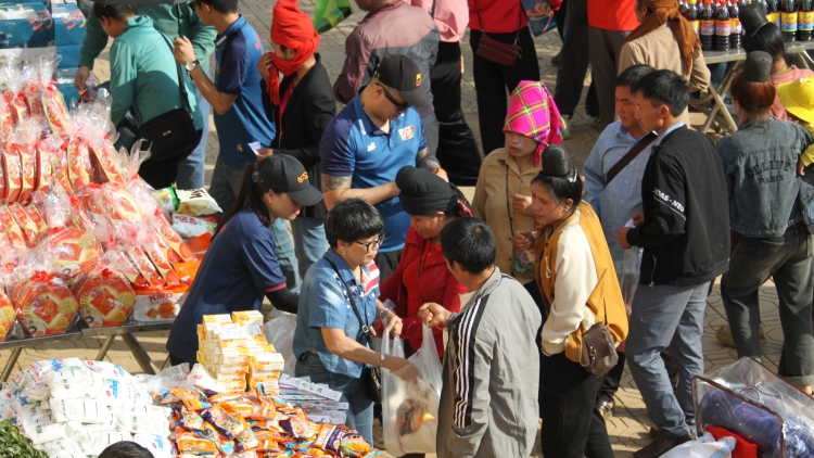 Chợ Tết “0 đồng” - Ấm lòng dân bản