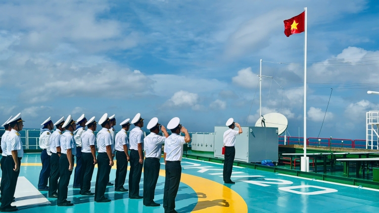 Nhà giàn DK1 chào cờ sáng đầu năm mới, sẵn sàng chiến đấu cao