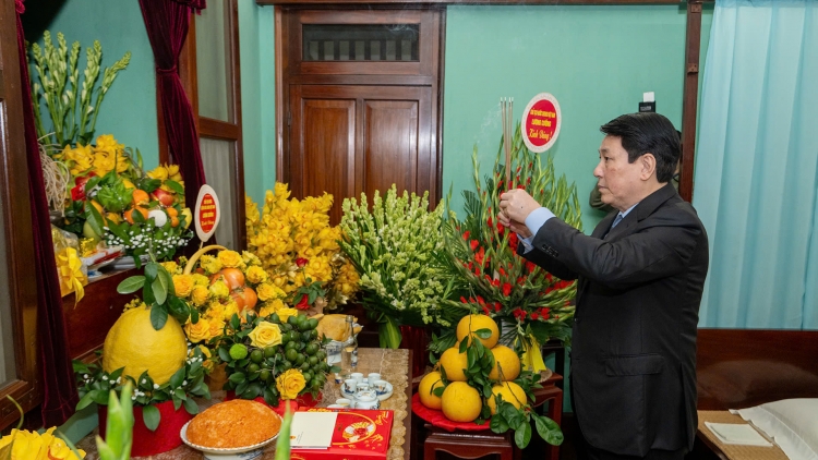 Chủ tịch nước Lương Cường dâng hương tưởng niệm Chủ tịch Hồ Chí Minh tại Nhà 67 và Bắc Bộ Phủ