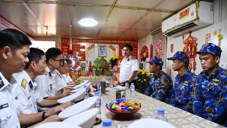 Tư lệnh Vùng 5 Hải quân động viên Tàu 627 lên đường làm nhiệm vụ trực Tết