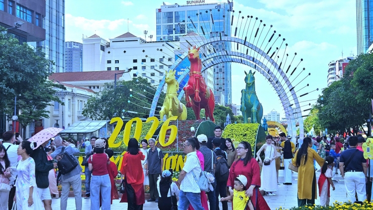 Người dân TP HCM rộn ràng du xuân, lắng đọng nghĩa tình