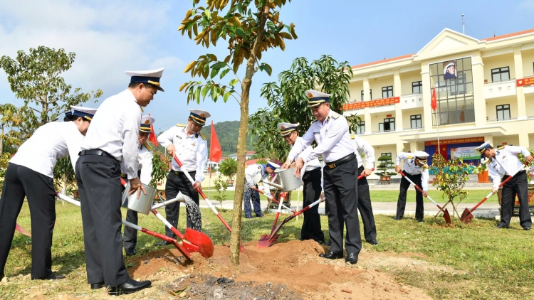 Hưởng ứng “Tết trồng cây”: Vùng 3 Hải quân trồng mới hơn 2.500 cây các loại