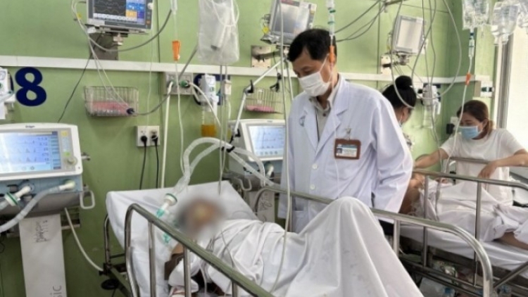 Lo ngại ngộ độc rượu bia dịp cuối năm do các bữa liên hoan triền miên