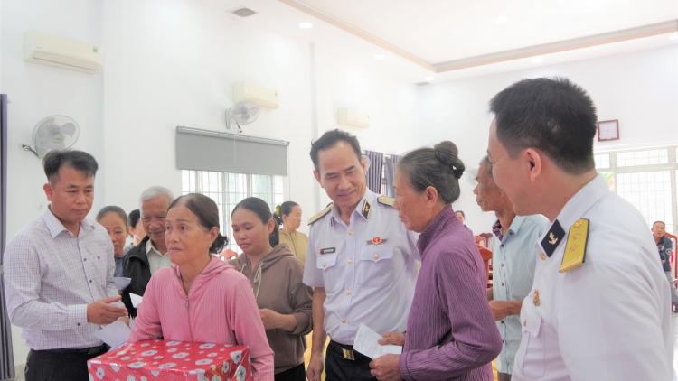 Học viện Hải quân thăm, tặng quà gia đình chính sách và các hộ dân bị ảnh hưởng thiên tai
