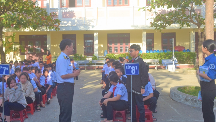 Học viện Hải quân tuyên truyền cho hơn 700 giáo viên và học sinh về Đảng Cộng sản Việt Nam