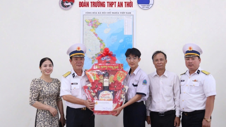 Lữ đoàn 127 tổ chức chương trình “Xuân chung tay giữ biển - Tết thắm tình quân dân”