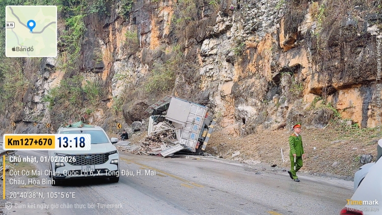 Phú Thọ: Không làm chủ tốc độ, xe tải gây tai nạn khiến 2 người bị thương