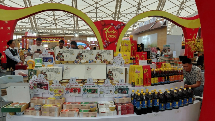 Niềm vui sum vầy cùng nhân dân đón Tết tại hội chợ mùa Xuân