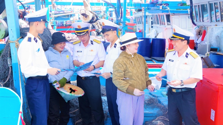 Học viện Hải quân mang Tết ấm áp đến với ngư dân và Nhân dân Đắk Lắk