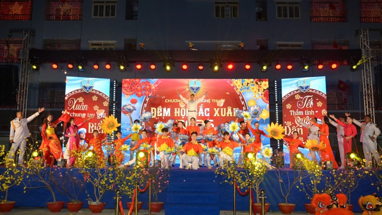 Vùng 4 Hải quân tổ chức chuỗi hoạt động “Xuân chung tay giữ biển – Tết thắm tình quân dân”