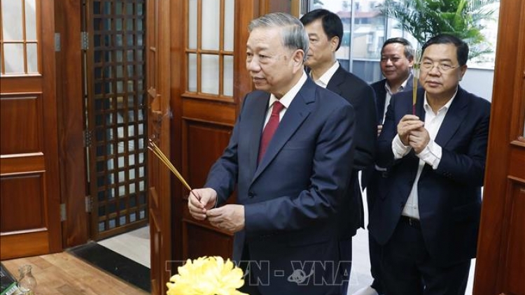 Tổng Bí thư Tô Lâm thắp hương tưởng nhớ các đồng chí nguyên lãnh đạo Đảng, Nhà nước