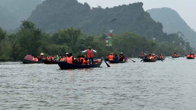 Về Chùa Hương đầu xuân: Miễn phí vé tham quan, giao thông ổn định