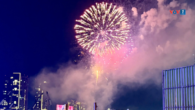 Giao thừa rực rỡ, người dân TP.HCM gửi gắm kỳ vọng năm mới Bính Ngọ