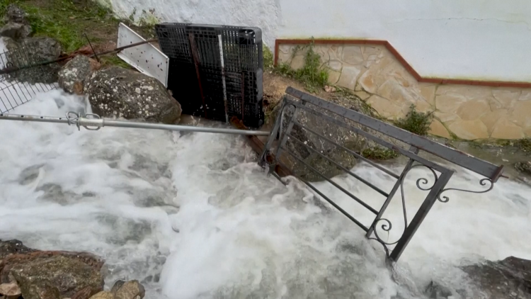 Hơn 11.000 người phải sơ tán do mưa lũ nghiêm trọng