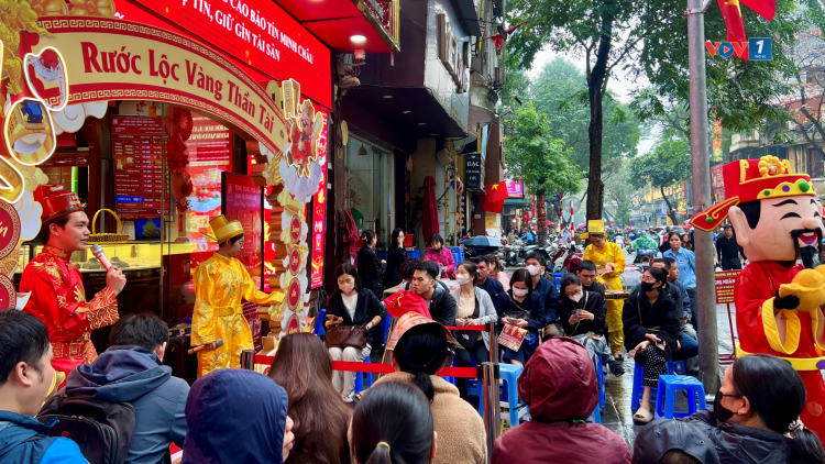 Ngày vía Thần Tài: Người dân đội mưa xếp hàng từ sáng sớm để mua vàng