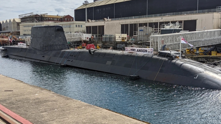 Lần đầu tiên tàu ngầm hạt nhân của Anh cập cảng Australia