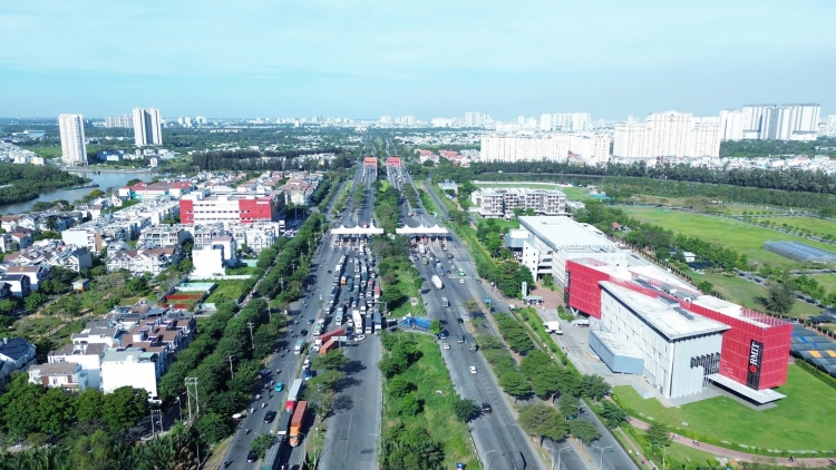 TP.HCM tính di dời trường học, bệnh viện khỏi nội thành