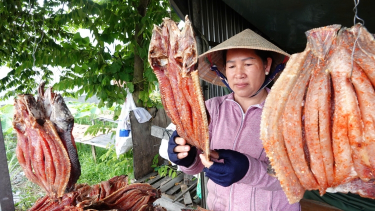 Làng khô cá lóc Tây Đô tất bật cho vụ Tết