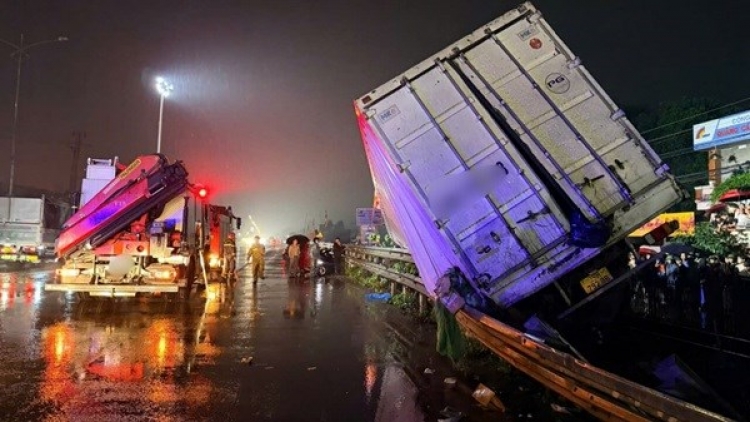 Tàu SE3 húc xe đầu kéo văng xa hàng chục mét giữa đêm mưa ở Hà Nội, tài xế mắc kẹt trong cabin