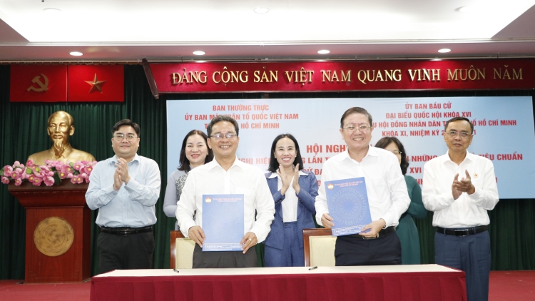 TP.HCM bàn giao danh sách 257 người đủ tiêu chuẩn ứng cử ĐBQH và HĐND