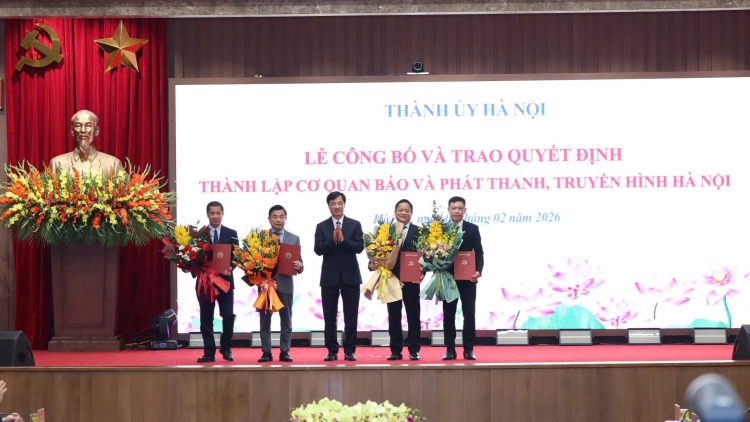 Công bố và trao quyết định thành lập cơ quan Báo và Phát thanh Truyền hình Hà Nội