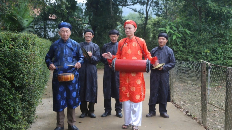 Độc đáo đội hát sắc bùa đi chúc Tết ở miền núi Quảng Trị