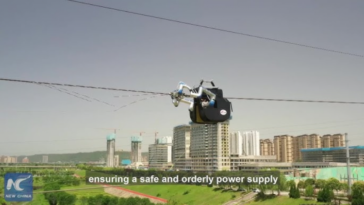 Trung Quốc - máy bay không người lái và robot phá băng trên đường điện cao thế