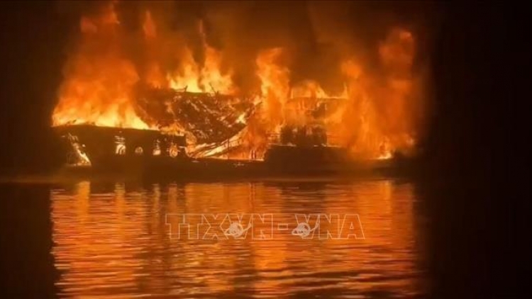 Cháy tàu du lịch trên vịnh Hạ Long