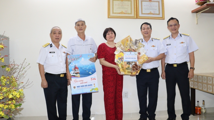 Học viện Hải quân mang Xuân yêu thương đến các gia đình chính sách, khó khăn