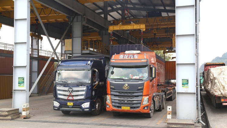 Lạng Sơn: Hoạt động XNK, XNC diễn ra thông suốt, ổn định dịp tết