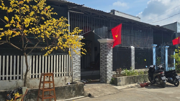 Sáng đèn sau lũ dữ, Xuân về từ những mái nhà mới