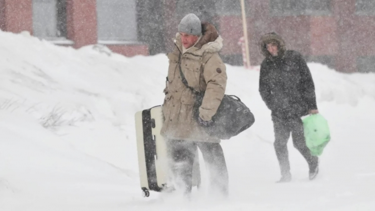 Moscow tuyết rơi dày, gió mạnh do xoáy thuận Balkan