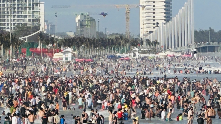 Biển Bãi Sau của TP.HCM quá tải ngày mùng 5 Tết