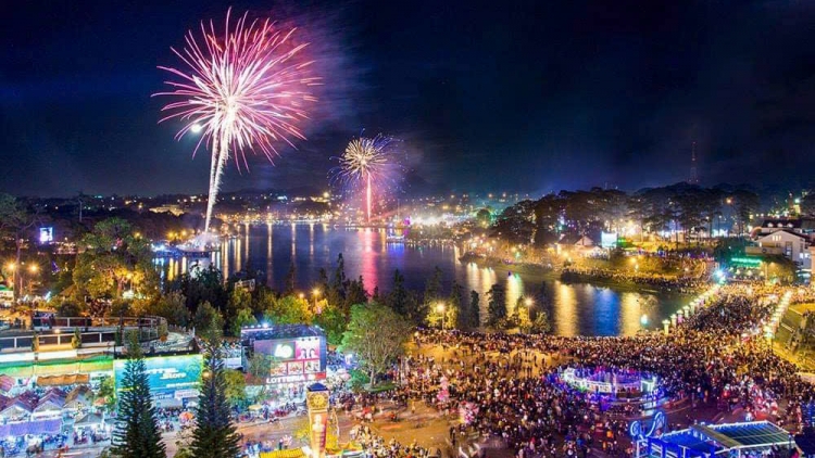 Lần đầu tiên người dân vùng biên Lâm Đồng xem pháo hoa tại nơi sinh sống