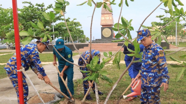 Trường Sa đồng loạt ra quân “Tết trồng cây” phủ xanh các đảo
