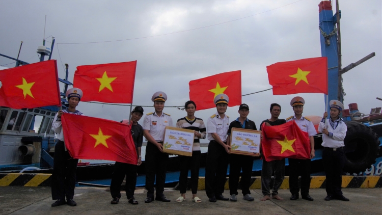 Đảo Trường Sa trao quà Tết cho ngư dân tàu cá Gia Lai 