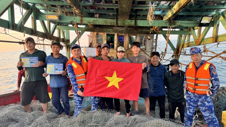 Tàu CSB 8003 nâng cao hiệu quả tuần tra, kiểm soát và tuyên truyền chống khai thác IUU