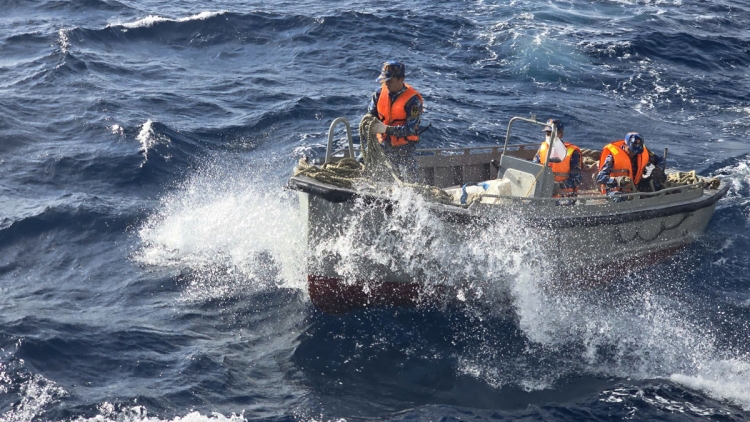 Hải trình "cưỡi sóng, đạp gió" mang Tết ra đại dương