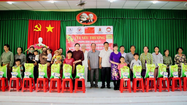 Cần Thơ: mang quà tết đến với các đối tượng yếu thế