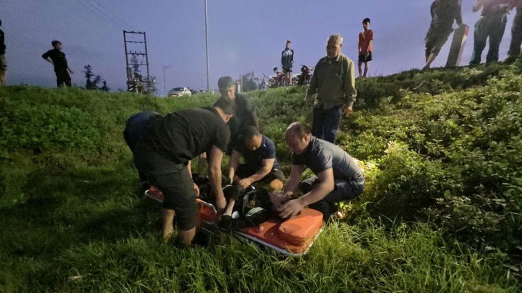 Hải đội 102 Cảnh sát biển kịp thời cấp cứu người dân gặp nạn