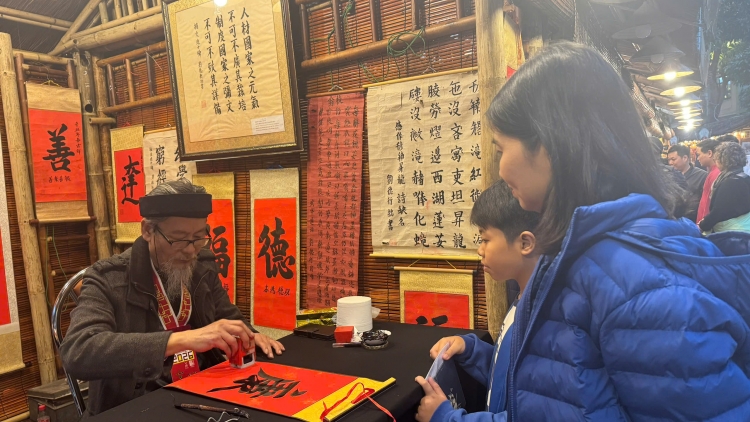 Xin chữ đầu năm- gửi gắm một năm mới an lành, may mắn tại Văn Miếu - Quốc Tử Giám