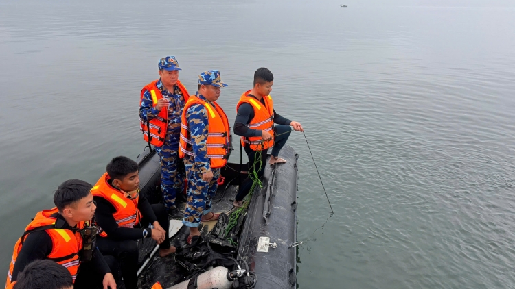 Người nhái Lữ đoàn Đặc công 126 Hải quân nỗ lực tìm kiếm các nạn nhân vụ lật tàu trên Hồ Thác Bà