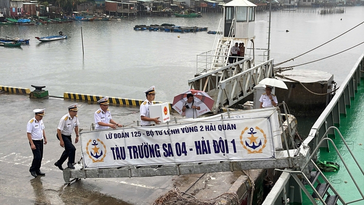 Vùng 2 Hải quân tổ chức bầu cử sớm tại bến và tiễn đoàn thực hiện nhiệm vụ bầu cử trên biển