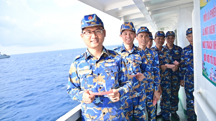 Vượt hàng nghìn hải lý đưa lá phiếu đến thềm lục địa phía Nam